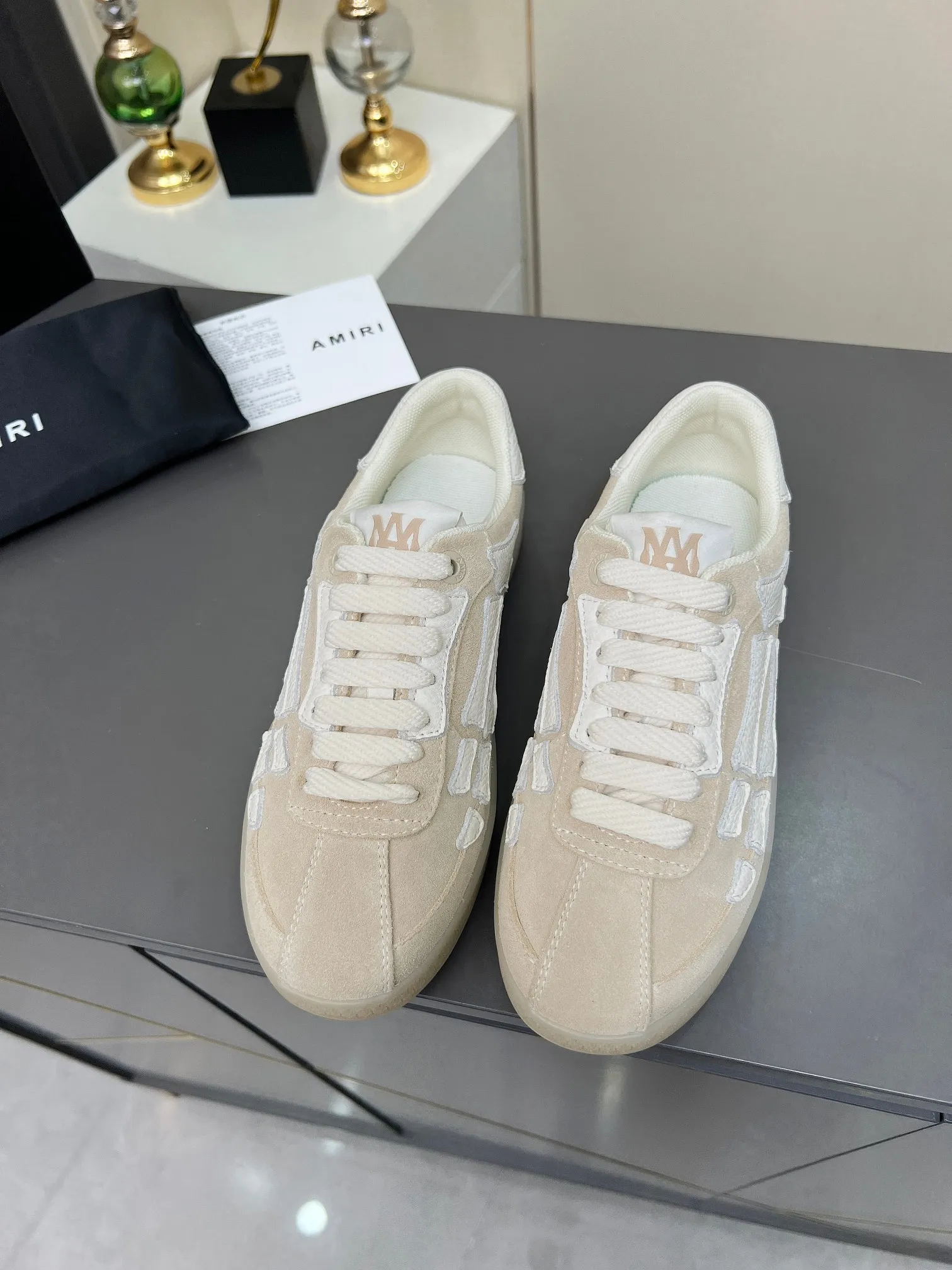 Men's Men's Shoes 💰580 Bone Shoes · AMIRI Skel-Top AMIRI 🔥 launches a new "ThePacific" series of low-top casual sports moral training shoes in the early spring of 2025. This iconic shoe covers men's and women's shoes, drawing inspiration from the brand's classic sports style and elegantly integrating West Coast style. "The Pacific" contrasting five-pointed star series is rooted in Amiri's unique California genes, showing the freedom and leisure atmosphere of the West Coast. This series launches two styles that incorporate the brand's iconic elements: the leather version is made of pure white leather with a same-color sole, and is embellished with star patterns on the side of the shoe, just like the bright starry sky of California. The black and ocean blue colors are shared by men and women, and there is also a red star model exclusive for men and a light pink star model exclusive for women. The suede model is decorated with the brand's classic bone pattern on the side of the shoe. The rubber sole and suede fabric complement each other. The color scheme covers black, chocolate and sand, and is suitable for both men and women. Made of imported cowhide and decorated with bone pieces on the sides of the upper, it is novel and unique and has a good three-dimensional effect! High-density breathable mesh lining + original molded TPU outsole 🙏 Recommended by celebrities, bloggers and internet celebrities, 🚵🏻 an indispensable item for shopping, partying and traveling. One of the most unmissable sneakers in 2025 ✦Color: 10 colors available ✦Size: Women’s size 35--40 ✦Size: Men’s size 39--45